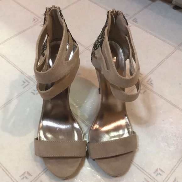 QUPID Faux Suede Zipper Back Straw Weaved Heels - Picture 3 of 8